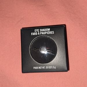 Mac cosmetics eyeshadow in Carbon